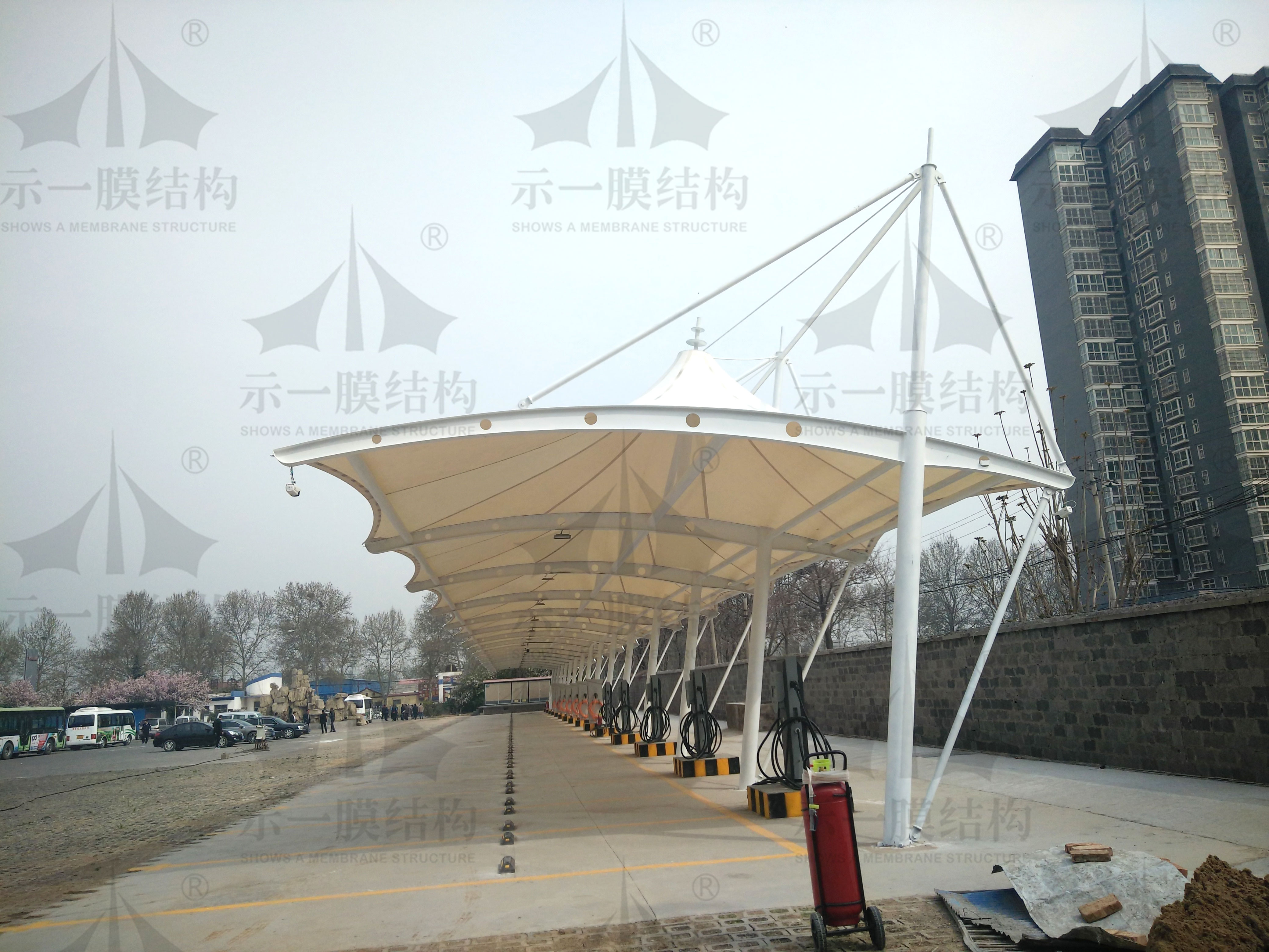 細(xì)述國(guó)內(nèi)膜結(jié)構(gòu)車棚展現(xiàn)